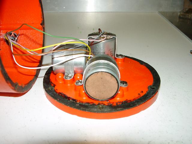 The interior of the three axis
              geophone